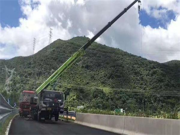 斗門區吊車出租(吊車把汽車放進池子里)