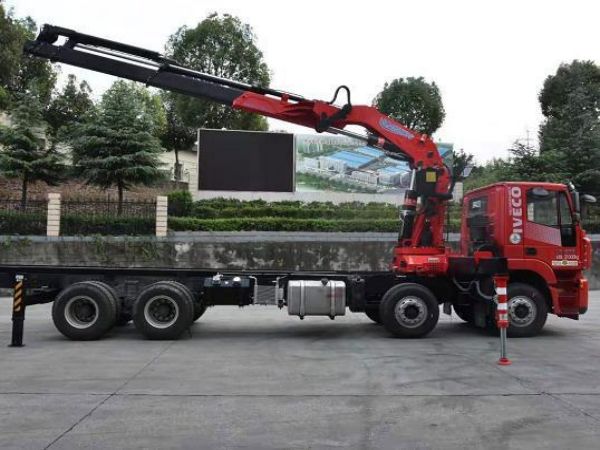 赤壁市吊車出租電話(吊車出租后如何防止漏油問題)