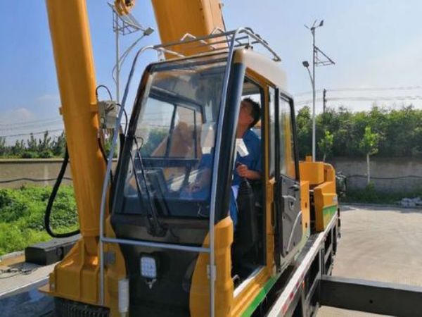 高開區吊車出租電話(吊車出租的優勢)