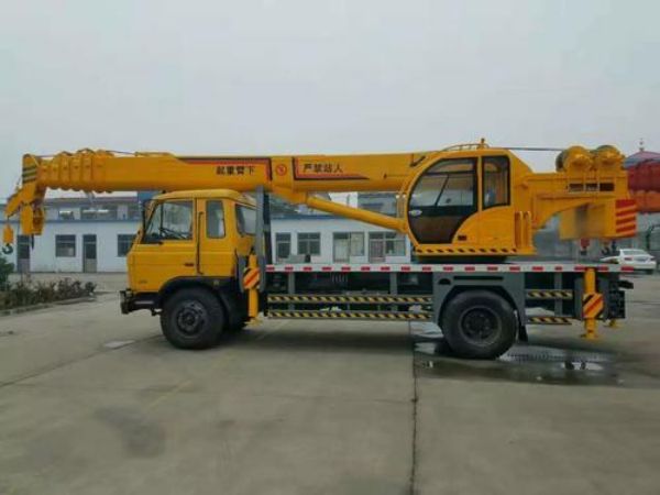 臺山吊車出租(吊車液壓油過濾后再用)