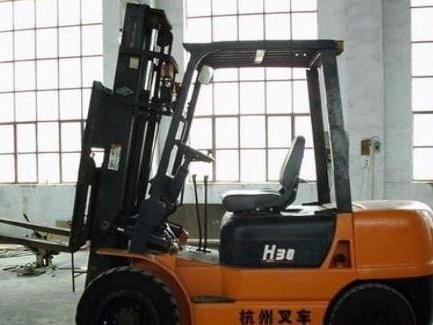 平度市叉車出租(叉車充電器報002故障)